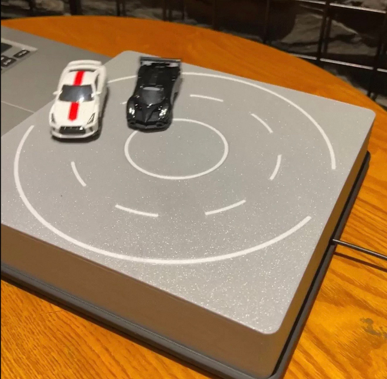 Creative electric alloy 1/64 car drift platform ornament
